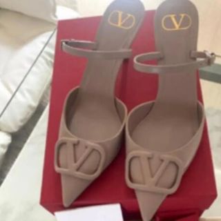 ヴァレンティノ(VALENTINO)の値下げ♡VALENTINO『V』ロゴパンプス38(ハイヒール/パンプス)