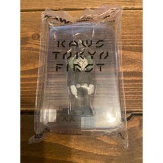 メディコムトイ(MEDICOM TOY)のkaws キーホルダー　新品　2点セット(キーホルダー)