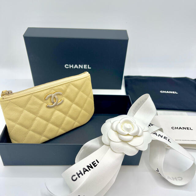 CHANEL(シャネル)の【取引中】CHANEL 2022AW ミニポーチ イエロー レディースのファッション小物(ポーチ)の商品写真