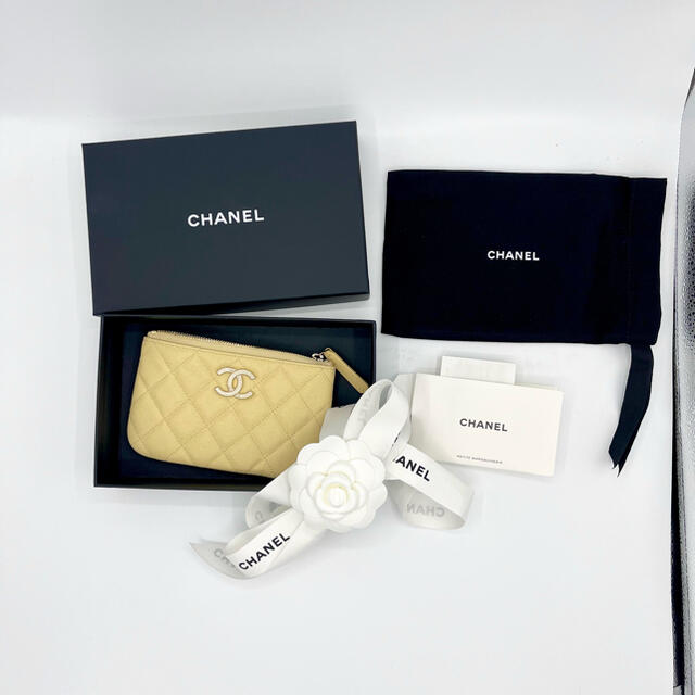 CHANEL(シャネル)の【取引中】CHANEL 2022AW ミニポーチ イエロー レディースのファッション小物(ポーチ)の商品写真