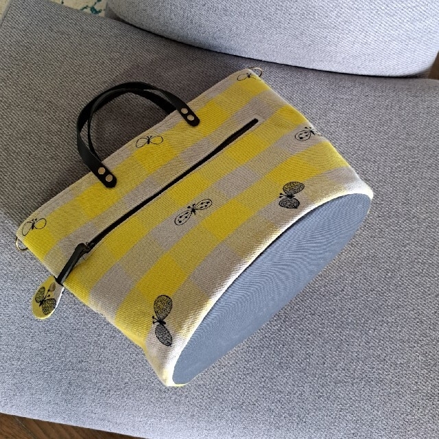 ミナペルホネンイエロー蝶々ハンドメイドバック レディースのバッグ(ハンドバッグ)の商品写真