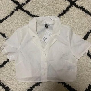 エイチアンドエム(H&M)のH＆M ショート丈トップス シャツ(シャツ/ブラウス(半袖/袖なし))