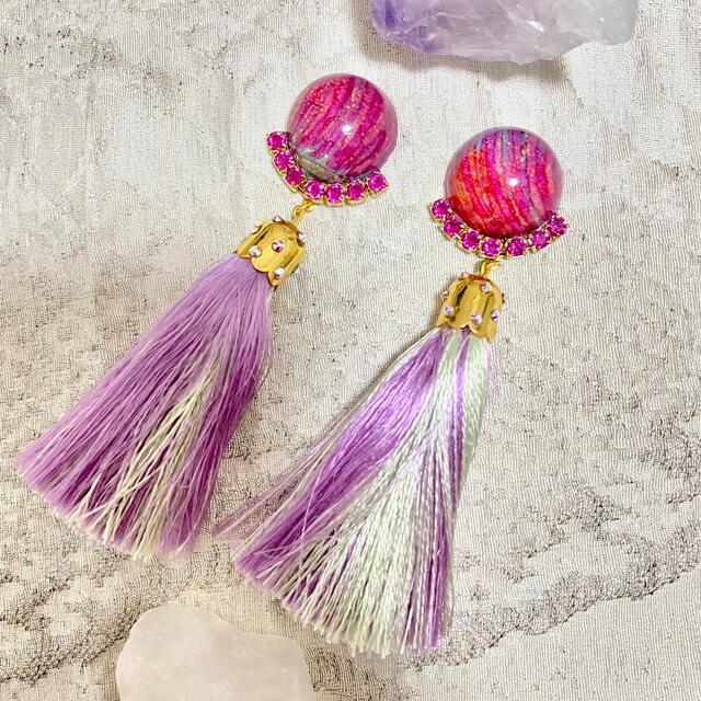 Anthropologie(アンソロポロジー)のピンクビジュー　シルクタッセルピアス ハンドメイドのアクセサリー(ピアス)の商品写真