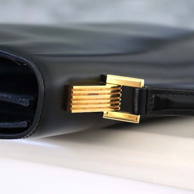 DELVAUX デルヴォー チャーム付き レザー ハンド バッグ ブラック レディースのバッグ(ハンドバッグ)の商品写真