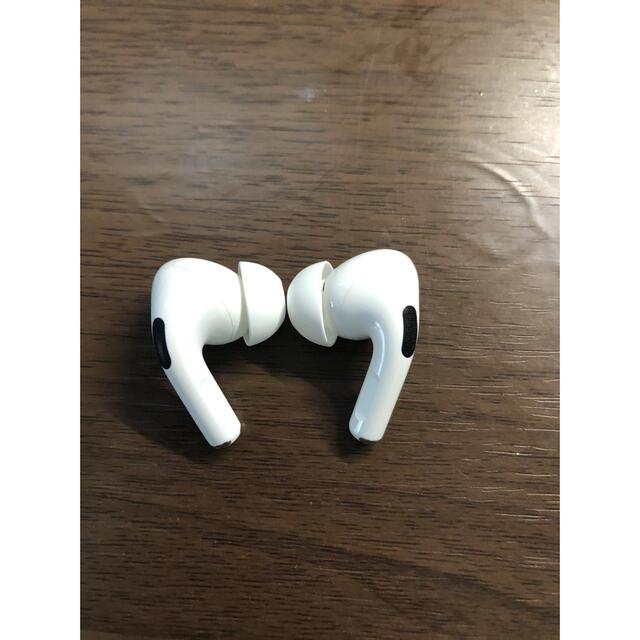 Apple(アップル)のApple Airpods Pro 純正品　(右耳のみジャンク品) スマホ/家電/カメラのオーディオ機器(ヘッドフォン/イヤフォン)の商品写真