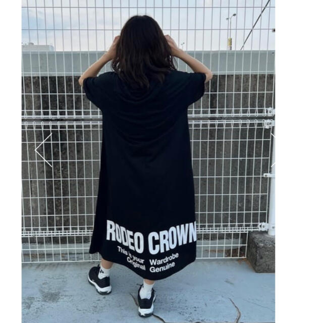 RODEO CROWNS WIDE BOWL(ロデオクラウンズワイドボウル)のロデオ ★ フレアフードTシャツワンピース（ブラック） レディースのワンピース(ロングワンピース/マキシワンピース)の商品写真