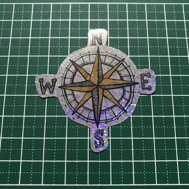 フリーハンド かわいい方位記号イラスト✨ゴールドのきらきら加工防水ステッカー 自動車/バイクのバイク(ステッカー)の商品写真