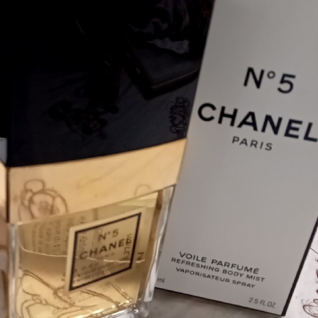 CHANEL(シャネル)のCHANEL No5ヴォワルパフメ　ボディ用 コスメ/美容のボディケア(ボディローション/ミルク)の商品写真