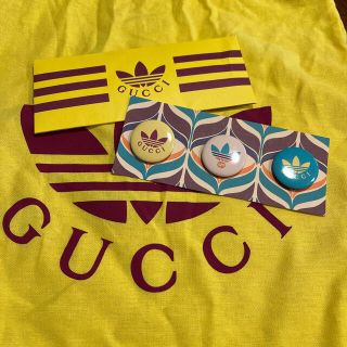 グッチ(Gucci)のGUCCI adidas コラボ　缶バッジ　ノベルティ　正規品　非売品(バッジ/ピンバッジ)