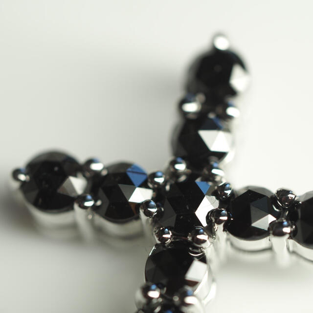 ii 天然ブラックダイヤ クロスペンダントトップ K14WG D1.50ct 最も