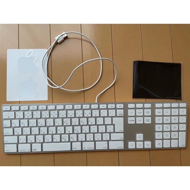 Apple(アップル)のMac キーボード　テンキー付き　有線　クリーニングクロス,ステッカーセット スマホ/家電/カメラのPC/タブレット(PC周辺機器)の商品写真