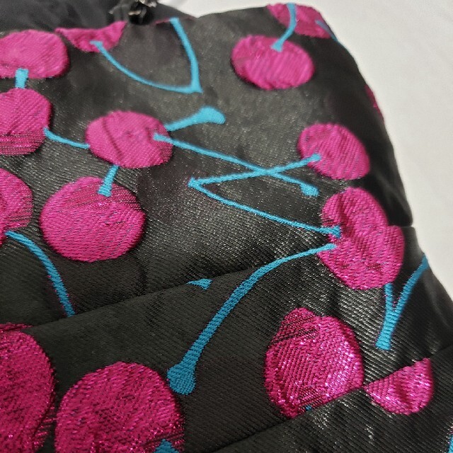 lilLilly(リルリリー)のリルリリィ♪ 黒×ピンクさくらんぼ織柄OP Used S♪ レディースのワンピース(ひざ丈ワンピース)の商品写真