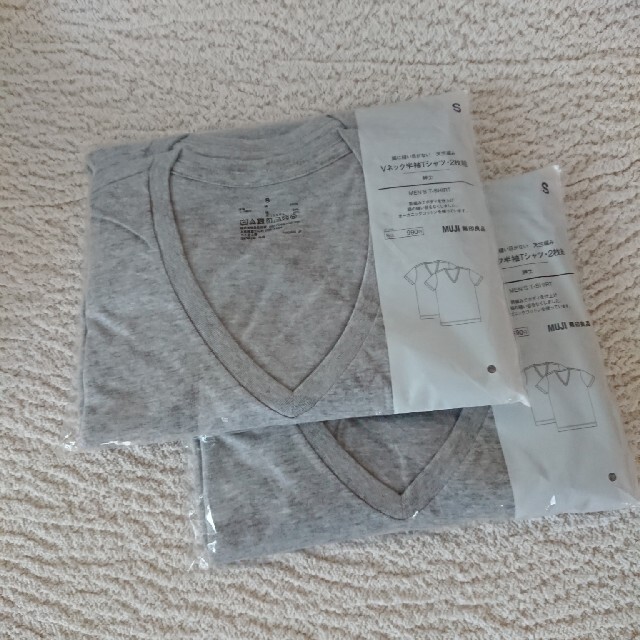 MUJI (無印良品)(ムジルシリョウヒン)の新品 無印良品 Vネック半袖Tシャツ グレー メンズS 4枚 メンズのトップス(Tシャツ/カットソー(半袖/袖なし))の商品写真