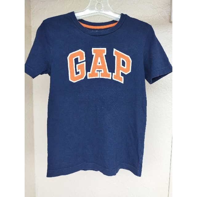 GAP(ギャップ)のGAP  140ブラックTシャツ キッズ/ベビー/マタニティのキッズ服男の子用(90cm~)(Tシャツ/カットソー)の商品写真