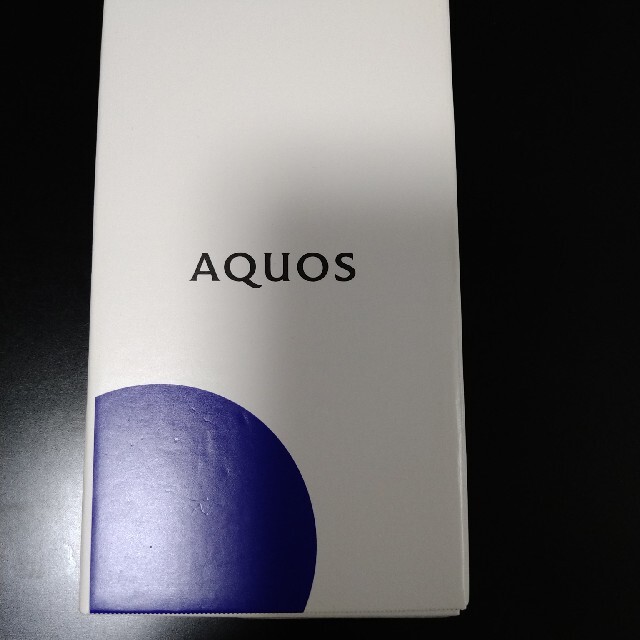 AQUOS(アクオス)のSHARP AQUOS sense3 basic SHV48 シルバー スマホ/家電/カメラのスマートフォン/携帯電話(スマートフォン本体)の商品写真