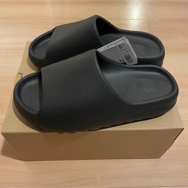 adidas(アディダス)のyeezy slide onyx 27.5cm adidas 黒 メンズの靴/シューズ(サンダル)の商品写真