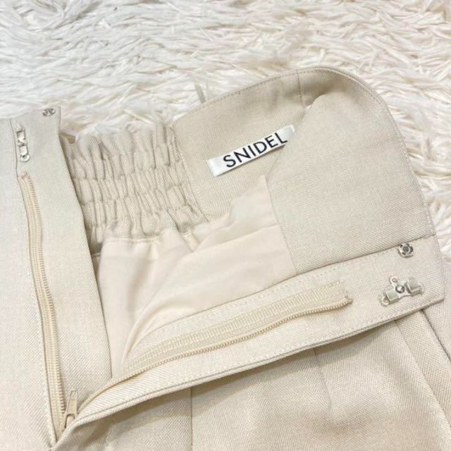 SNIDEL(スナイデル)の★極美品★SNIDELスナイデルハイウエストショートパンツ　ベージュ レディースのパンツ(キュロット)の商品写真