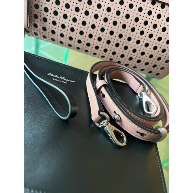 Salvatore Ferragamo(サルヴァトーレフェラガモ)の新品未使用【Salvatore Ferragamo】STUDIO BAG レディースのバッグ(ハンドバッグ)の商品写真