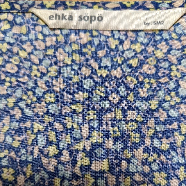 ehka sopo(エヘカソポ)のブラウス　小花柄 レディースのトップス(シャツ/ブラウス(半袖/袖なし))の商品写真