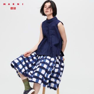 マルニ(Marni)のマルニユニクロコラボ　トップス　ネイビー　新品　Lサイズ(Tシャツ/カットソー(半袖/袖なし))