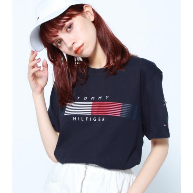 TOMMY HILFIGER(トミーヒルフィガー)のトミーヒルフィガー　チェストストライプグラフィックTシャツ　ネイビー　M レディースのトップス(Tシャツ(半袖/袖なし))の商品写真