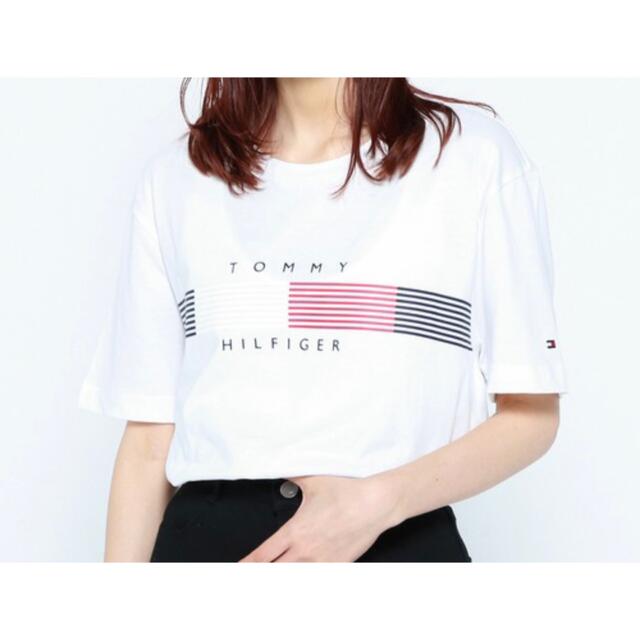 TOMMY HILFIGER(トミーヒルフィガー)のトミーヒルフィガー　チェストストライプグラフィックTシャツ　ホワイト　M レディースのトップス(Tシャツ(半袖/袖なし))の商品写真