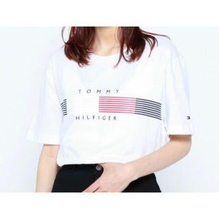 トミーヒルフィガー(TOMMY HILFIGER)のトミーヒルフィガー　チェストストライプグラフィックTシャツ　ホワイト　M(Tシャツ(半袖/袖なし))