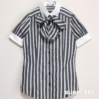 バーバリーブルーレーベル(BURBERRY BLUE LABEL)の【BURBERRY】タイリボン付 刺繍ロゴ ストライプ クレリックBDシャツ(シャツ/ブラウス(半袖/袖なし))