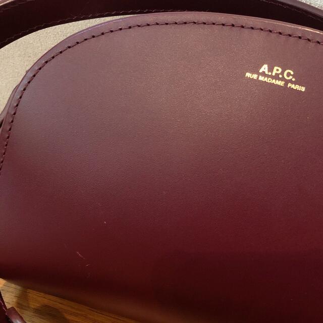 A.P.C(アーペーセー)のA.P.C アーペーセー　ハーフムーン（ミニ） レディースのバッグ(ショルダーバッグ)の商品写真