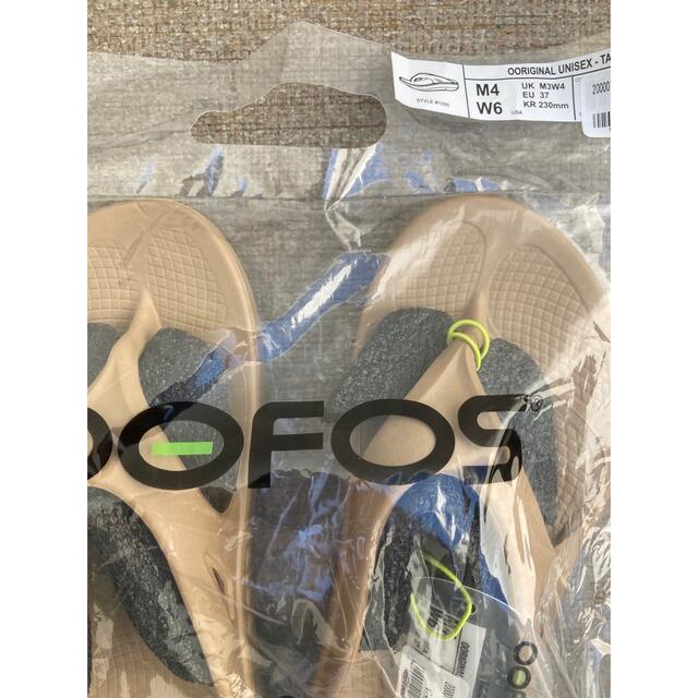 OOFOS(ウーフォス)の新品未開封OOFOS ウーフォス OOriginalサンダル ゴールド 23cm レディースの靴/シューズ(ビーチサンダル)の商品写真