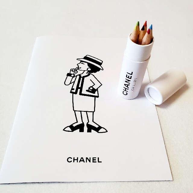 CHANEL(シャネル)の【未使用品】シャネル　色鉛筆&ぬり絵セット　ノベルティ レディースのファッション小物(その他)の商品写真