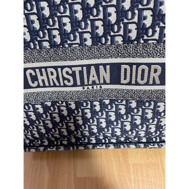 Christian Dior(クリスチャンディオール)の１日限定価格　確実正規　ディオール　大人気ブックトートバッグ　ラージ　ネイビー レディースのバッグ(トートバッグ)の商品写真