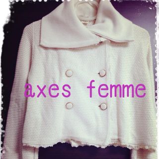 アクシーズファム(axes femme)の白ショートジャケット(ノーカラージャケット)