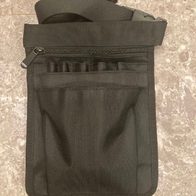 ナースポーチ 看護士 エプロンバッグ ウエストバッグ 大容量  ブラック 黒 レディースのバッグ(ボディバッグ/ウエストポーチ)の商品写真