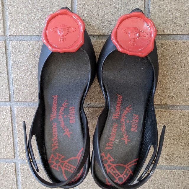 Vivienne Westwood(ヴィヴィアンウエストウッド)のヴィヴィアンウエストウッド メリッサ　パンプス　美品　ブラック　赤　22.5cm レディースの靴/シューズ(ハイヒール/パンプス)の商品写真