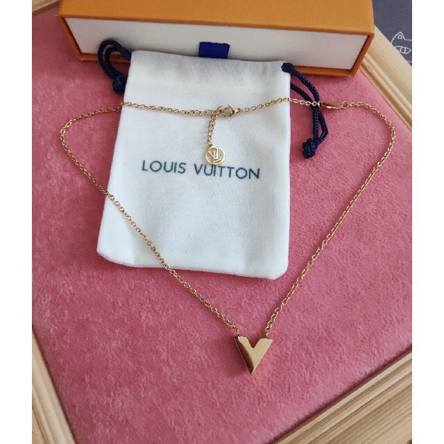 Shop Louis Vuitton V Essential v necklace (M61083) by SkyNS