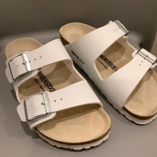 ビルケンシュトック(BIRKENSTOCK)の美品ビルケンシュトックアリゾナ白22.5cm(サンダル)