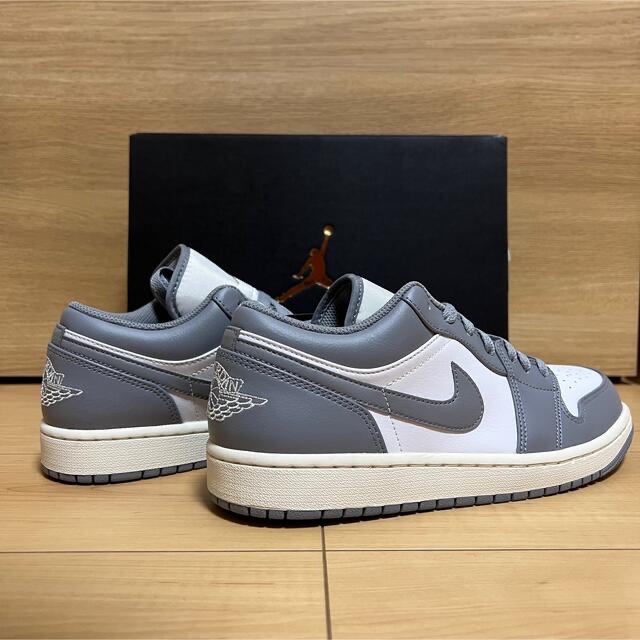 NIKE(ナイキ)のNIKE エアジョーダン1 AIR JORDAN 1LOW ヴィンテージグレー メンズの靴/シューズ(スニーカー)の商品写真