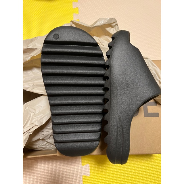 adidas(アディダス)の新品　adidas yeezy slide onyx 24.5cm 正規 メンズの靴/シューズ(サンダル)の商品写真