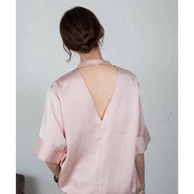 amiur 【satin back v cut shirt】 レディースのトップス(シャツ/ブラウス(半袖/袖なし))の商品写真