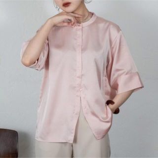 amiur 【satin back v cut shirt】(シャツ/ブラウス(半袖/袖なし))