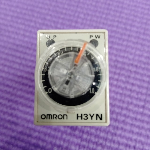 OMRON(オムロン)のH3YN-4　１２V　タイマーリレー　中古美品 自動車/バイクの自動車(汎用パーツ)の商品写真