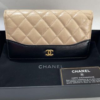 シャネル(CHANEL)の極美品☆シャネル　ガブリエル　レア　二つ折り財布　ベージュ×ブラック(財布)