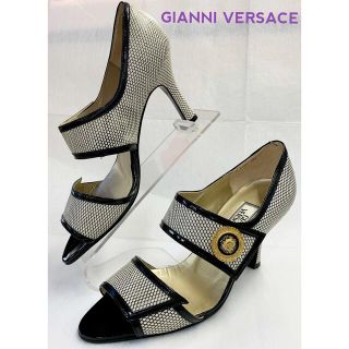 ジャンニヴェルサーチ(Gianni Versace)の22.5cmサンダル風パンプスGIANNI VERSACEエナメル8cmヒール(ハイヒール/パンプス)