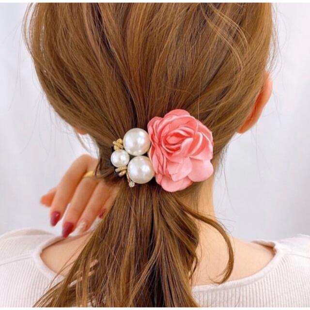 【ピンク】薔薇パールヘアゴム レディースのヘアアクセサリー(ヘアゴム/シュシュ)の商品写真