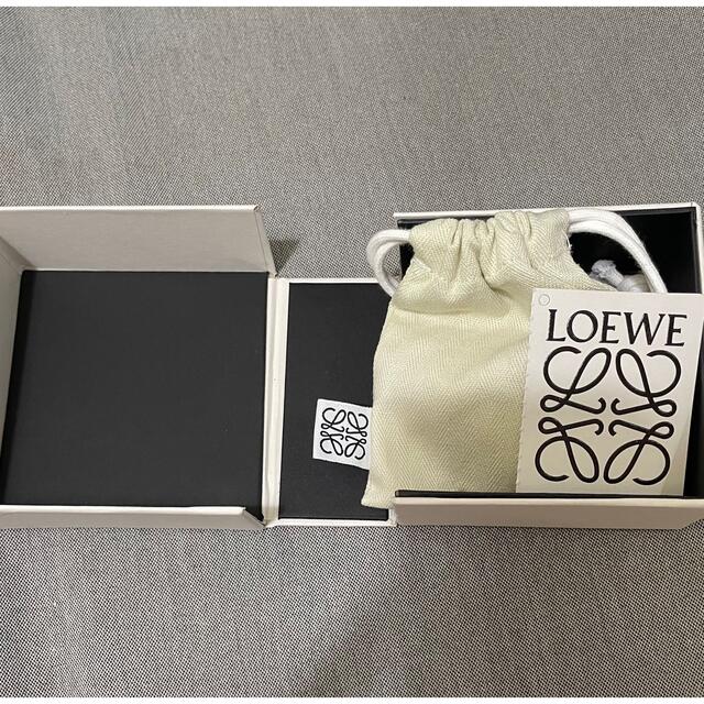 LOEWE(ロエベ)のLOEWE ロエベ　アナグラム　ブローチ　ローズゴールド　ピンクゴールド レディースのアクセサリー(ブローチ/コサージュ)の商品写真