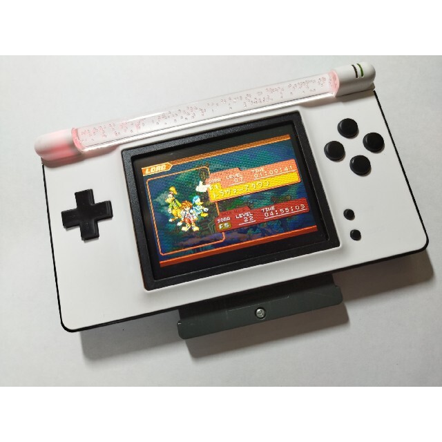 ゲームボーイアドバンス(ゲームボーイアドバンス)の送料込 ゲームボーイマクロGAMEBOY　MACRO　黒&白塗装 エンタメ/ホビーのゲームソフト/ゲーム機本体(携帯用ゲーム機本体)の商品写真