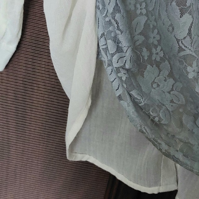 オフホワイトブラウス グレーレース Ｍサイズ レディースのトップス(シャツ/ブラウス(長袖/七分))の商品写真