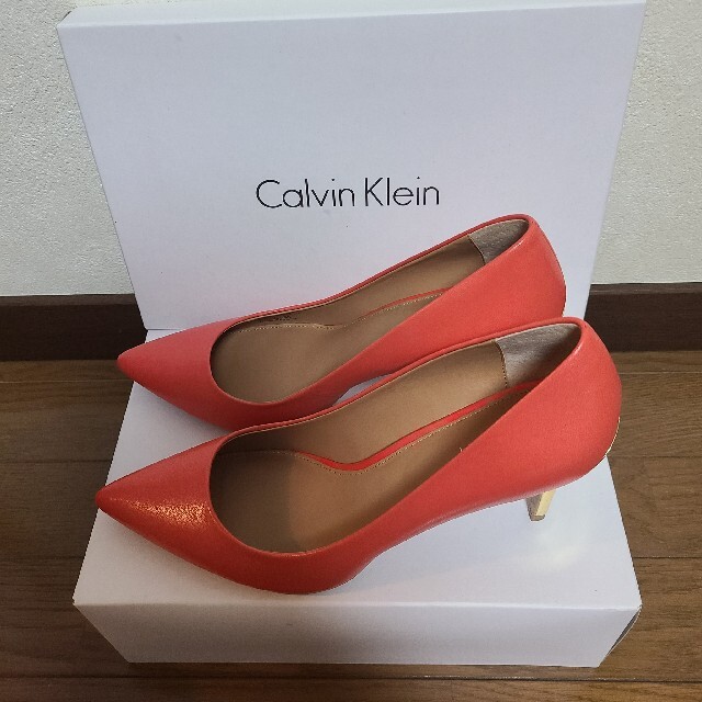 Calvin Klein(カルバンクライン)の新品　カルバンクライン　9cmヒール　ピンク　ヒール　パンプス　26cm レディースの靴/シューズ(ハイヒール/パンプス)の商品写真