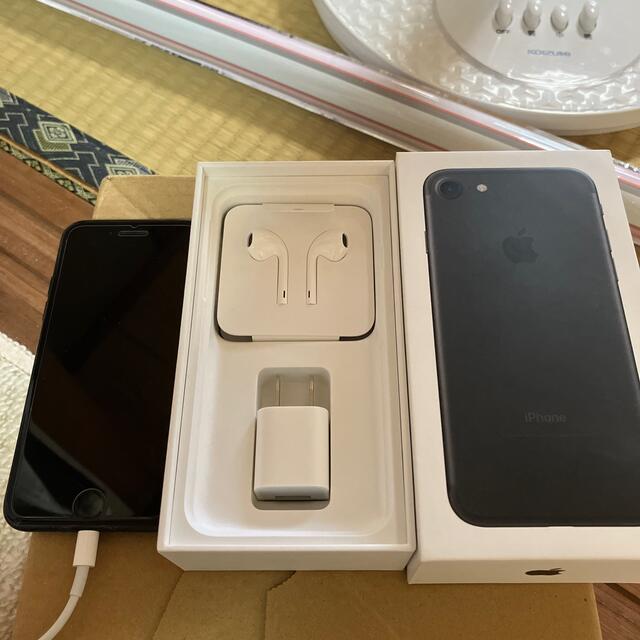 iPhone(アイフォーン)の中古　iPhone7  ブラック　32G スマホ/家電/カメラのスマートフォン/携帯電話(スマートフォン本体)の商品写真